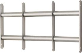 Metallplatten und Gitter dienen als besonders starken Einbruchschutz, aber auch nur dann wenn er professionell montiert wird. Fachgerechter Einbau vom Schlüsseldienst Falkensee